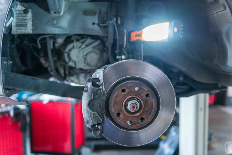 Freni dell’auto: i segnali per capire quando cambiarli · Dionisi Rent&Service · dionisigroup.it
